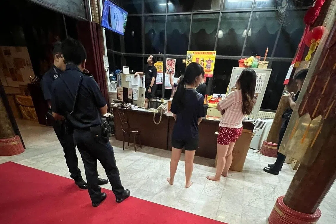 窃案发生后，庙宇报警，警员到场调查。（受访者提供）