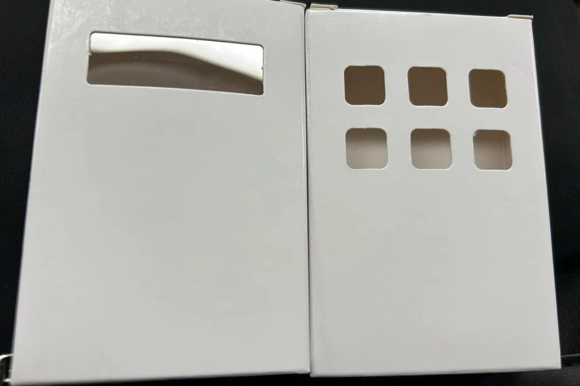 陈笃生医院从3月25日起使用完全可回收的纯纸质药盒（右）。左边的是用了十多年的旧药盒，同样以纸质为主，但中间的长方形开口附上一层透明塑料膜，方便病患看到盒子里的药物。（张俊摄）