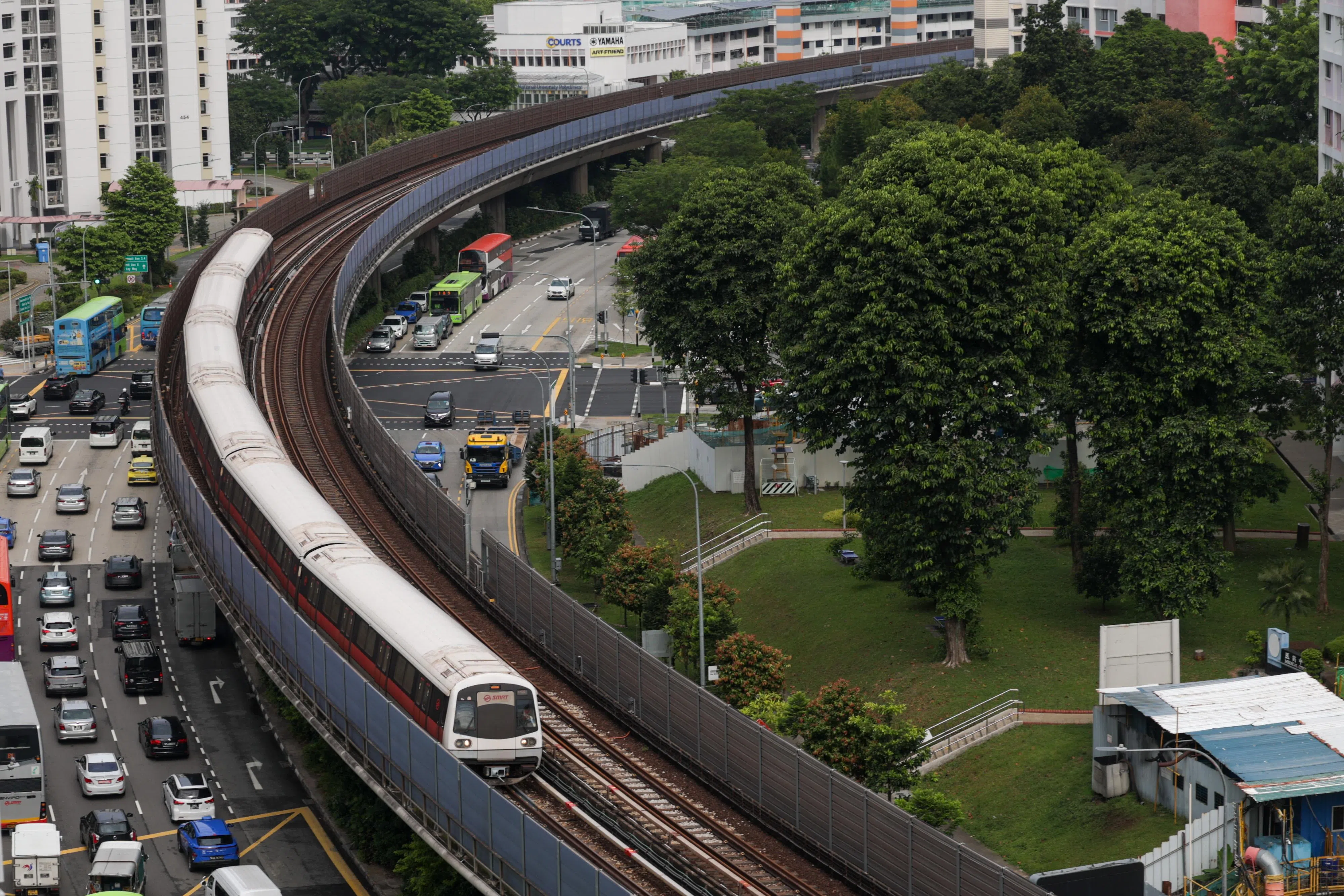 据本报摄影记者现场观察，当局和地铁业者已从星期一（9月30日）早上10时许，开始对轨道进行耐力测试，也就是让堆满沙袋以模拟满载的普通列车，在轨道上来回行驶。（蔡家增摄）