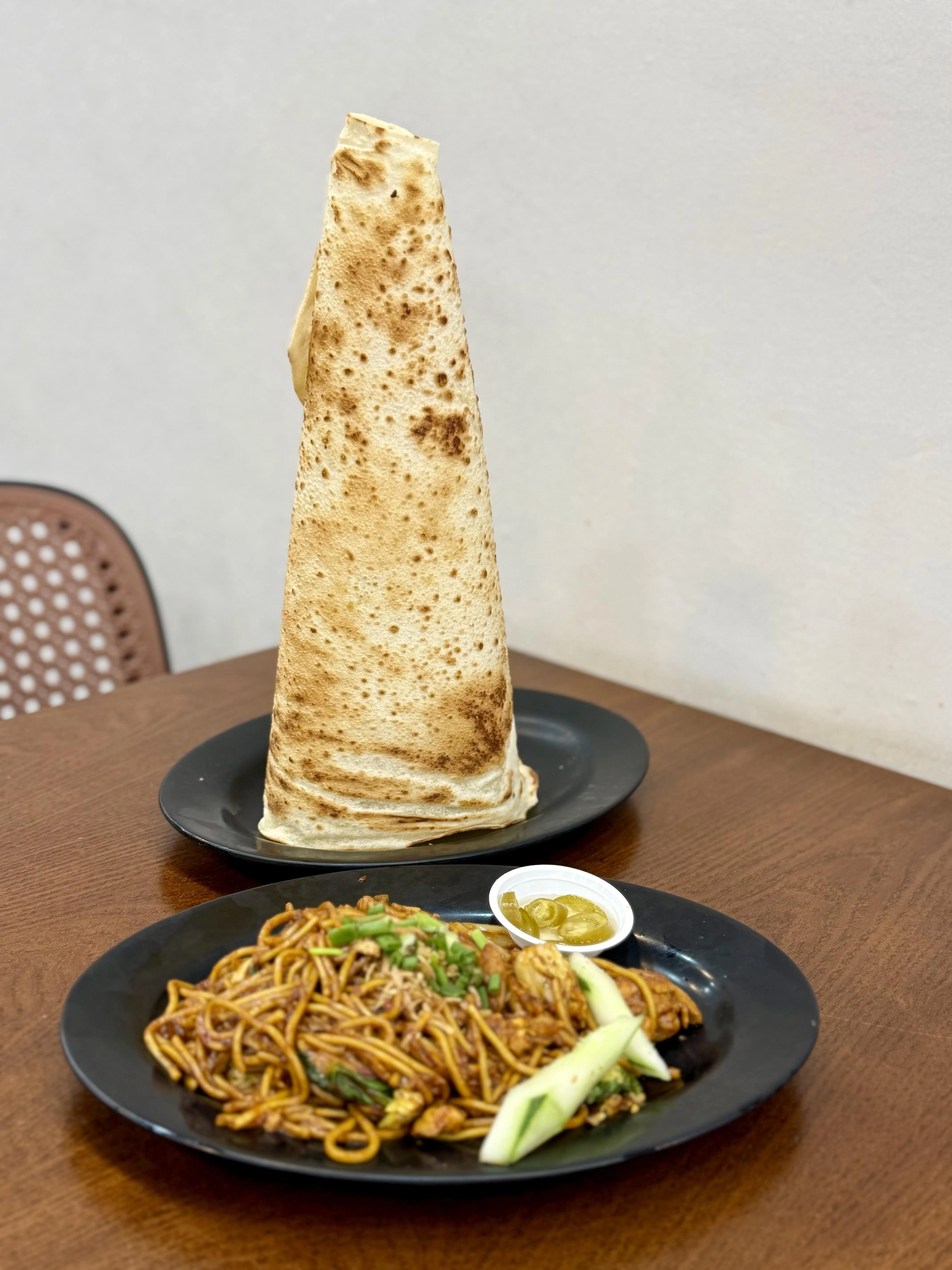 香酥塔饼酥脆，泰式炒面爽口。（叶晓虹摄）