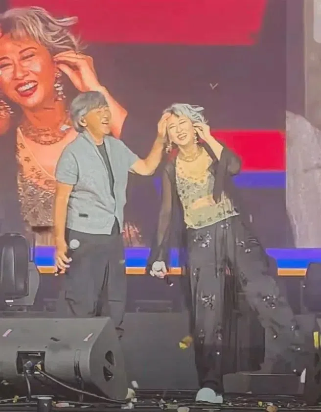 林子祥上个月28日于新加坡举办演唱会，叶蒨文现身担任表演嘉宾，穿着黑色短版背心，外搭白色透肤上衣及透明罩衫内搭黑内衣。（互联网）