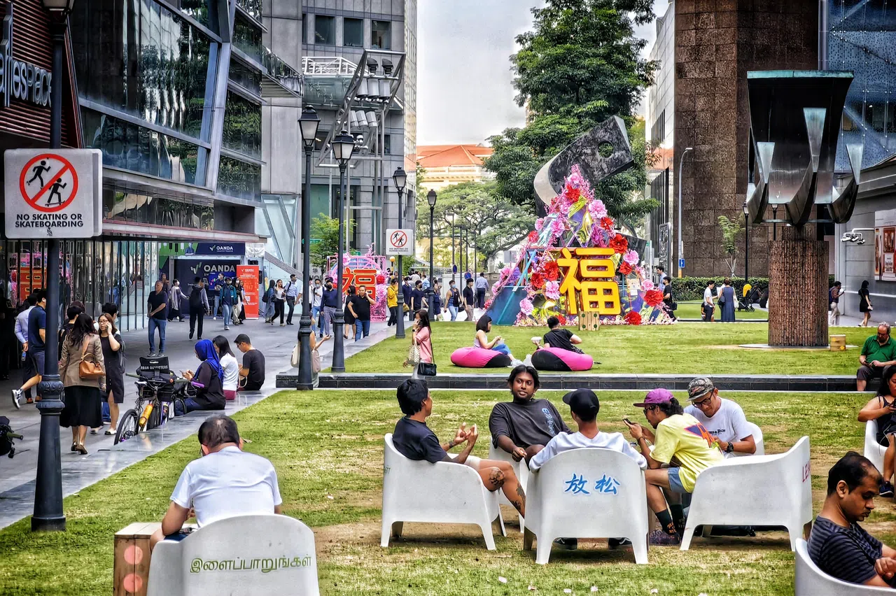 “商业促进区”试验计划包括莱佛士坊公园的特色椅子。（Raffles Place Alliance提供）