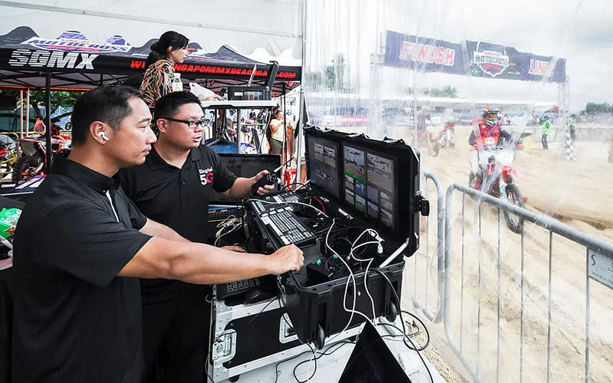 户外活动可以利用新加坡电信5G网络的可靠性，通过支持5G的设备传输实时超高清现场活动，及时可在全球的在线媒体传播。（图/新电信提供）