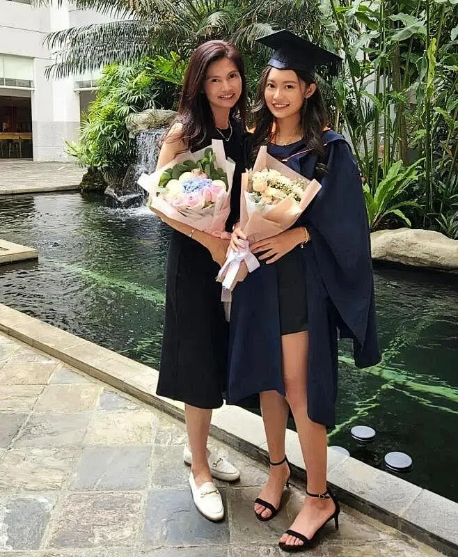 女儿Nicole（右）在本地念酒店管理，太太李爱玲（左）来新出席女儿的毕业典礼，忙着拍戏的欧瑞伟无法出席，只能通过手机直播观礼。（取自IG）