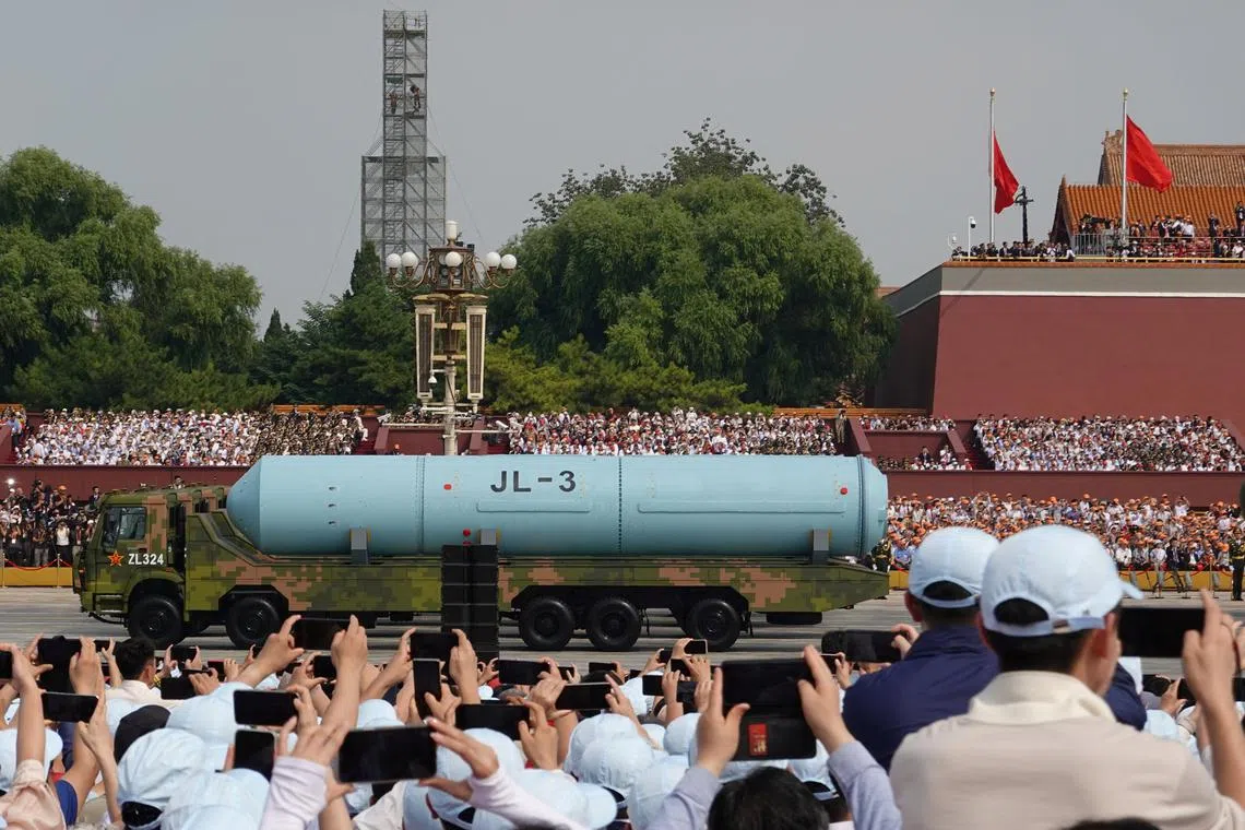 巨浪-3导弹是巨浪-2的改进版，9月3日在阅兵式上亮相吸引民众纷纷拿起手机拍照。（路透社）
