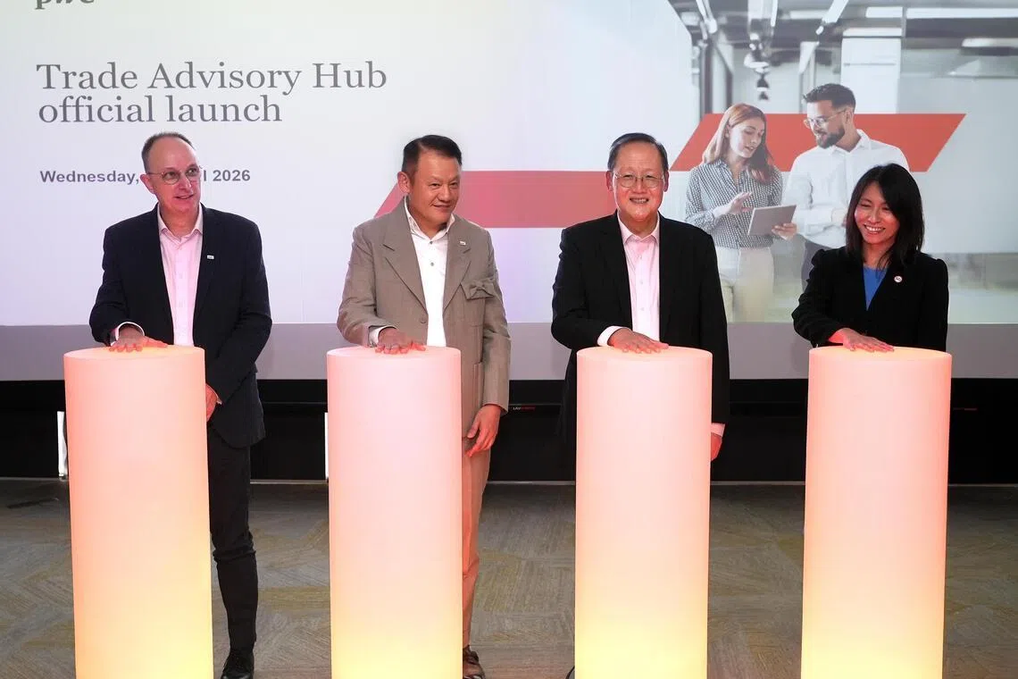 人力部长陈诗龙医生（右二）为贸易咨询中心主持开幕。左一和二为普华永道新加坡贸易咨询中心主任德贝特和普华永道新加坡主席兼所长林福春。右一为新加坡经济发展局执行副总裁何颖思。（PwC提供）