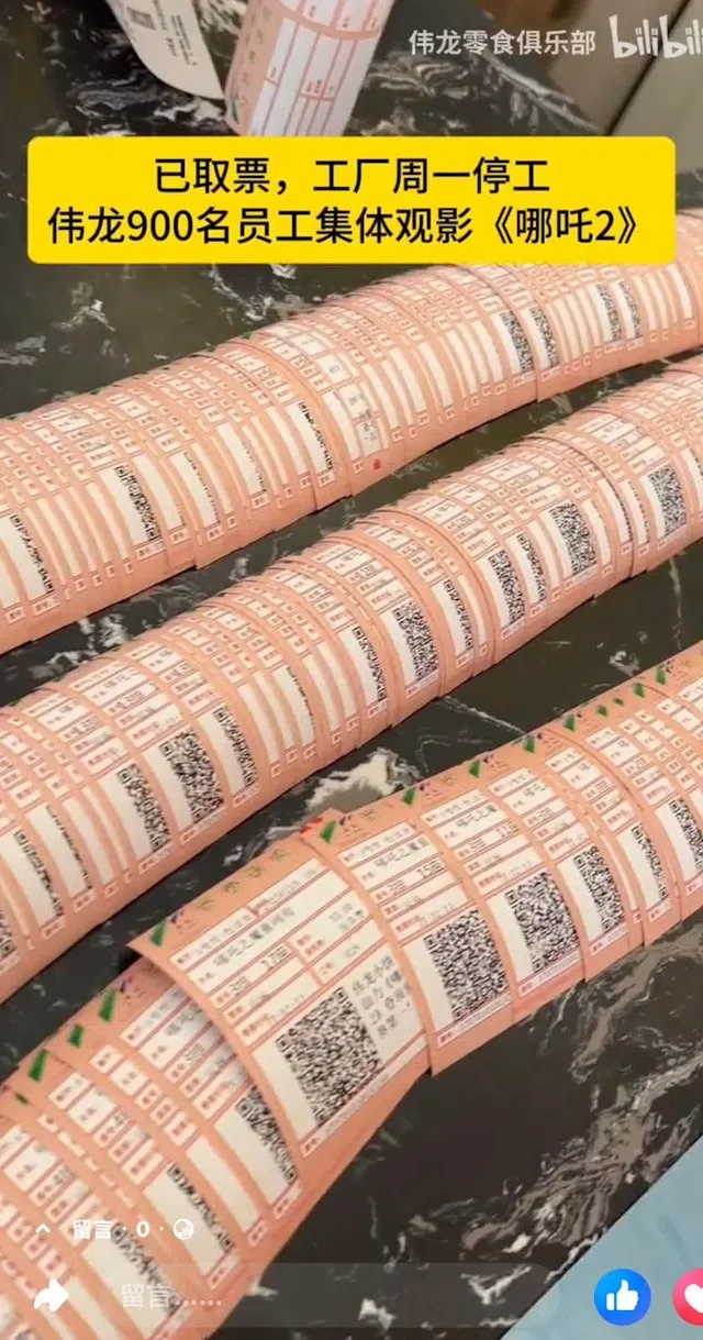 近千张戏院门票打印出来，非常可观。（视频截图）