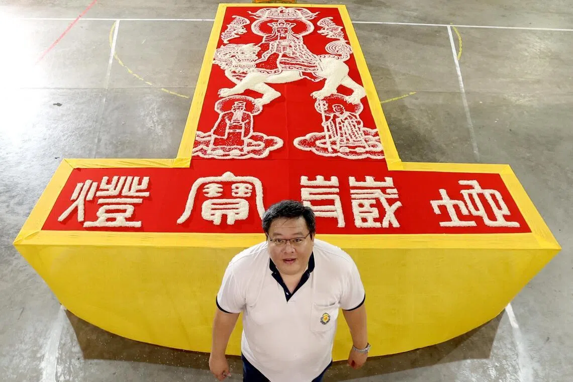 陈贵财创作的大型米图——地藏王菩萨骑着通灵神兽“谛听”，左右两侧有徒弟道明尊者和闵公尊者。（龙国雄摄）