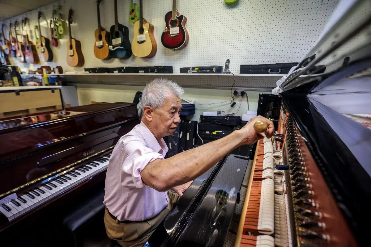 贺盛峰继承父亲衣钵，联艺琴行除了售卖乐器，也提供钢琴调音、修理等服务。（叶振忠摄影）