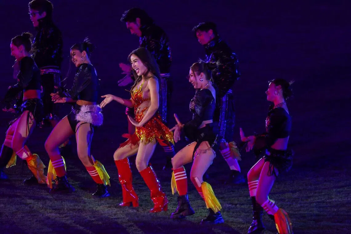 泰国歌手崔·布尼良 （中）载歌载舞，点燃现场气氛。（白艳琳摄）