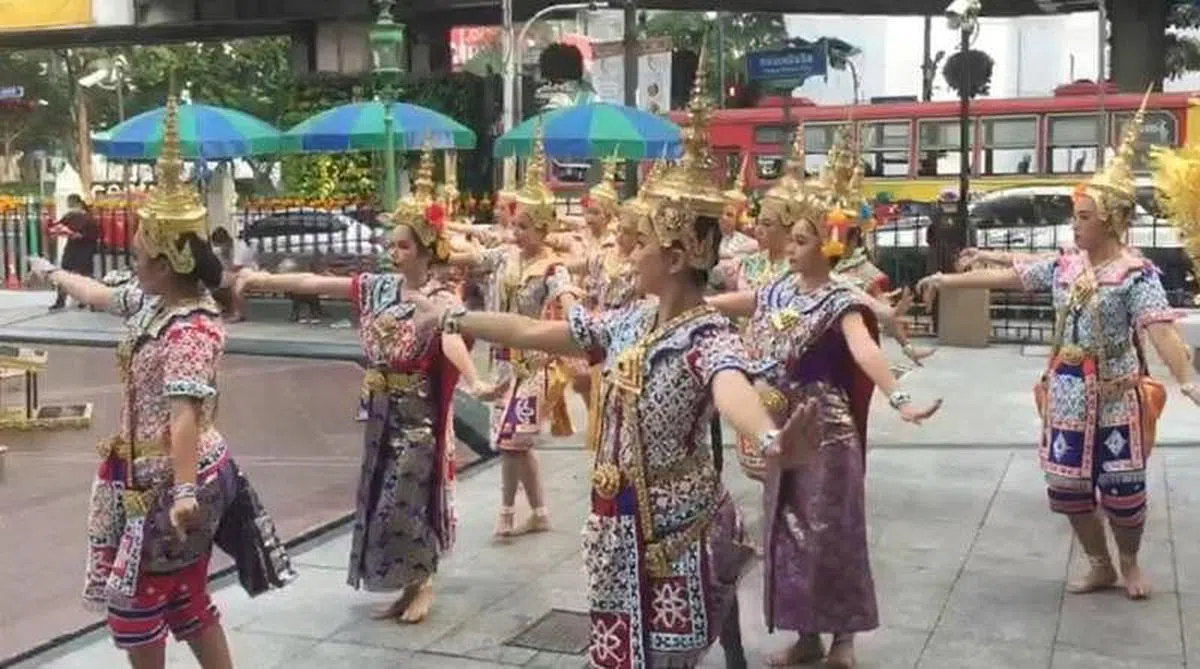 在四面佛前跳舞的舞蹈员 。（受访者提供）