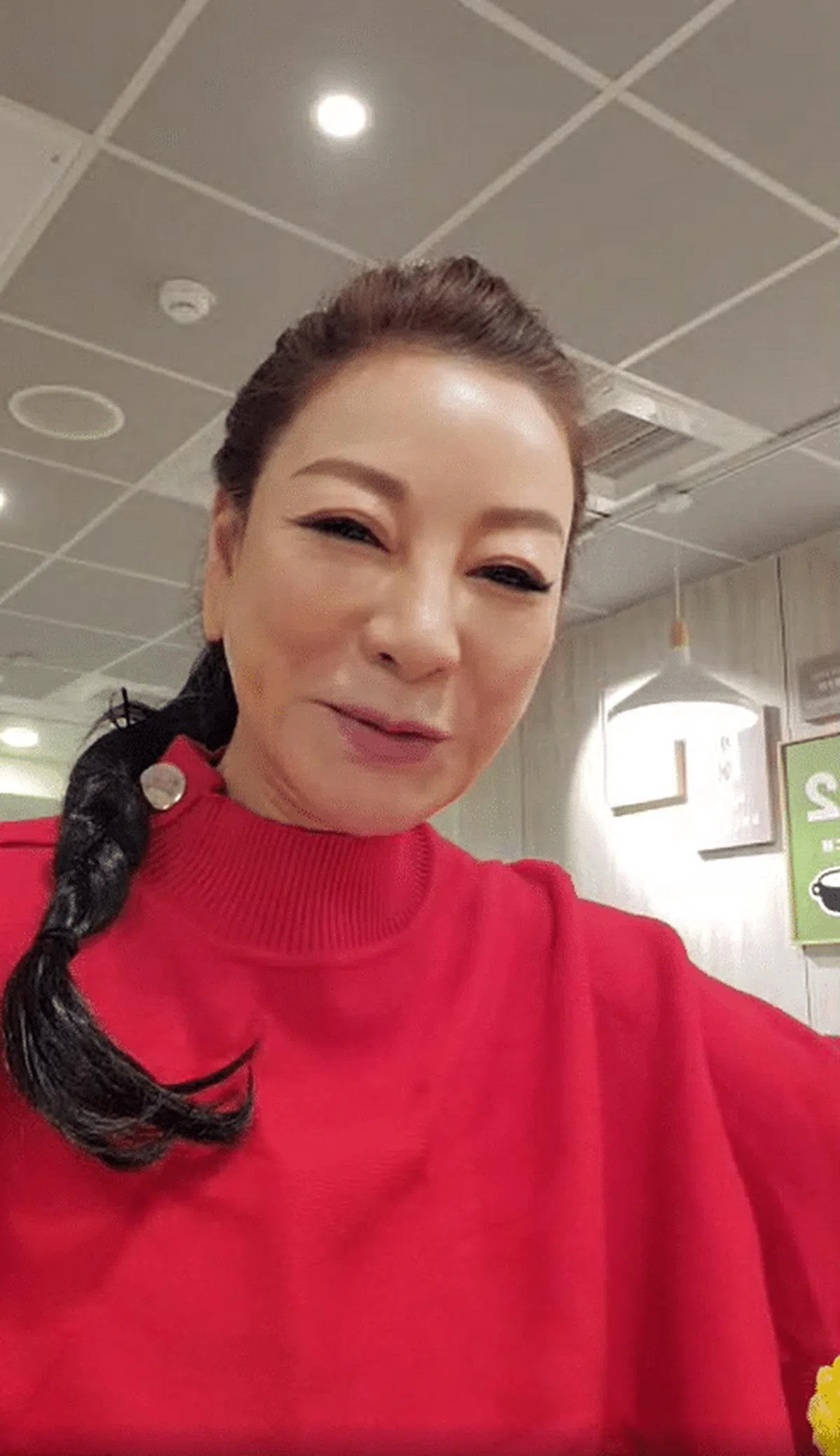 杨绣惠今日在面簿开直播，刻意打扮成李玟。（图/截自面簿）