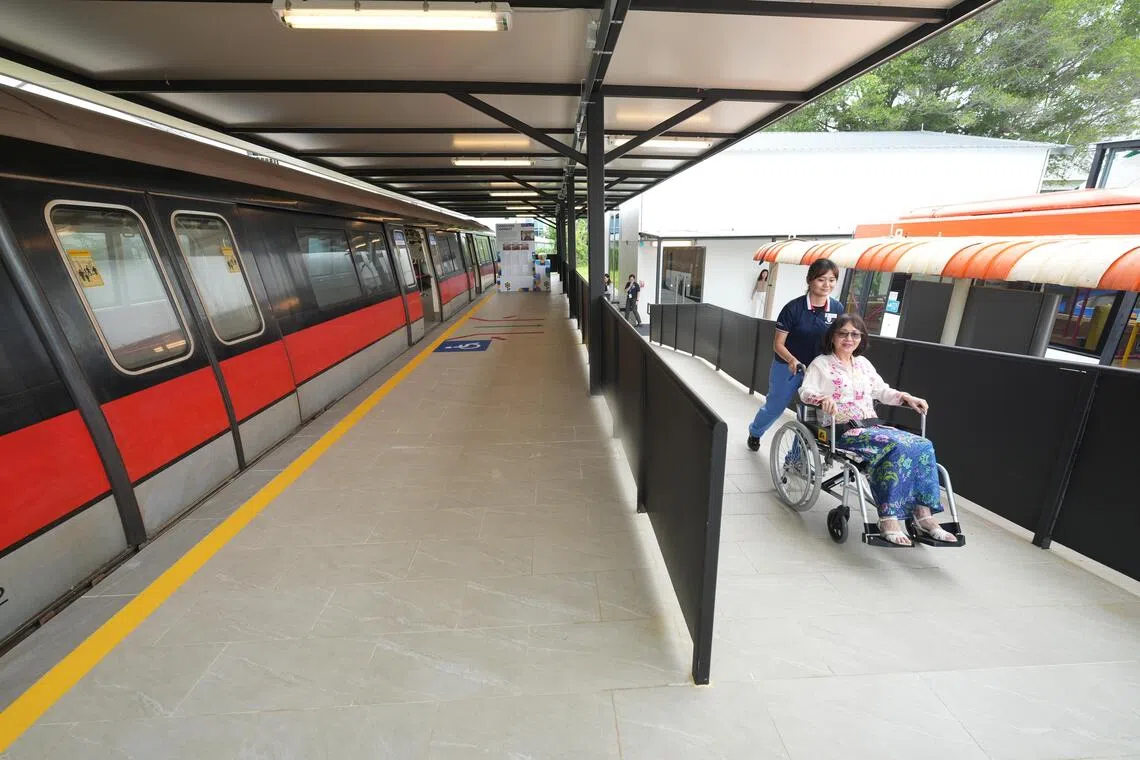 这些退役的地铁车厢、公共巴士、德士和交通灯，为职能治疗师提供贴近现实的训练环境，能帮助病患和看护者在出院后，重建使用公共交通的信心，安全上下车及过马路。（谢智扬摄）