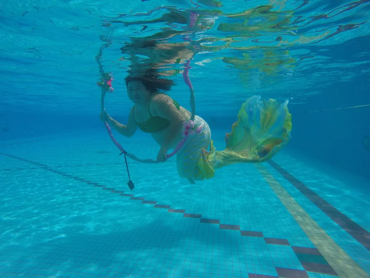 学习美人鱼潜水后，吴施燕觉得身心都获益。（受访者提供）