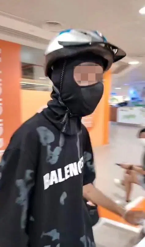 星期四（7月18日）碧山第八站（Junction 8）购物中心出现可疑的非法外籍送餐员，面对质问，对方直接落跑。（受访者提供）