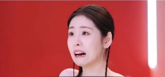 维莉莎精彩演唱时，导师张碧晨被拍到露出夸张的表情。（视频截图）