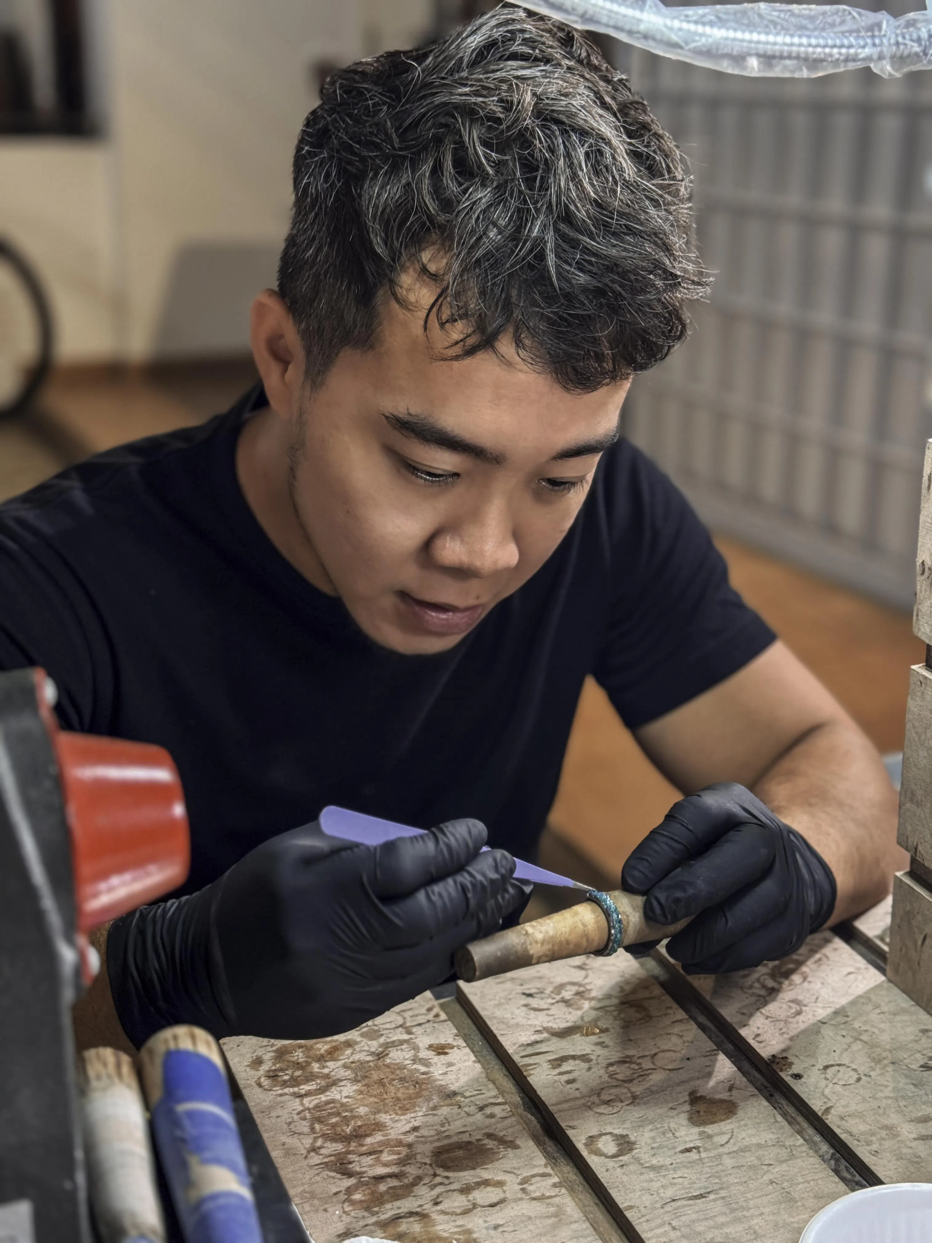 林宗翰以制作纪念珠宝，凝固人间的情感。（受访者提供）