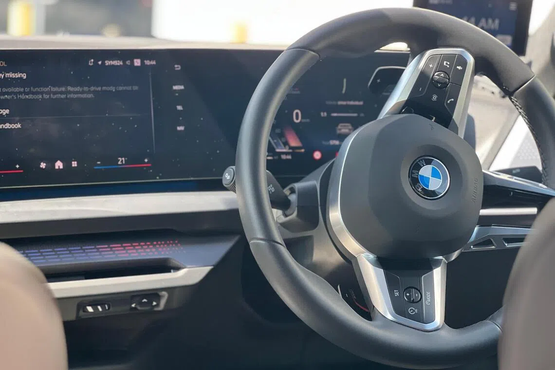 驾驶盘转向手感自然，中段回馈扎实。（吴庆康摄）