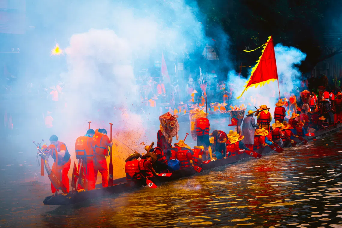 江面人声鼎沸，锣鼓喧天，龙舟竞渡的喧嚣与活力充盈着整条水道。（猎德）（蔡光发摄）