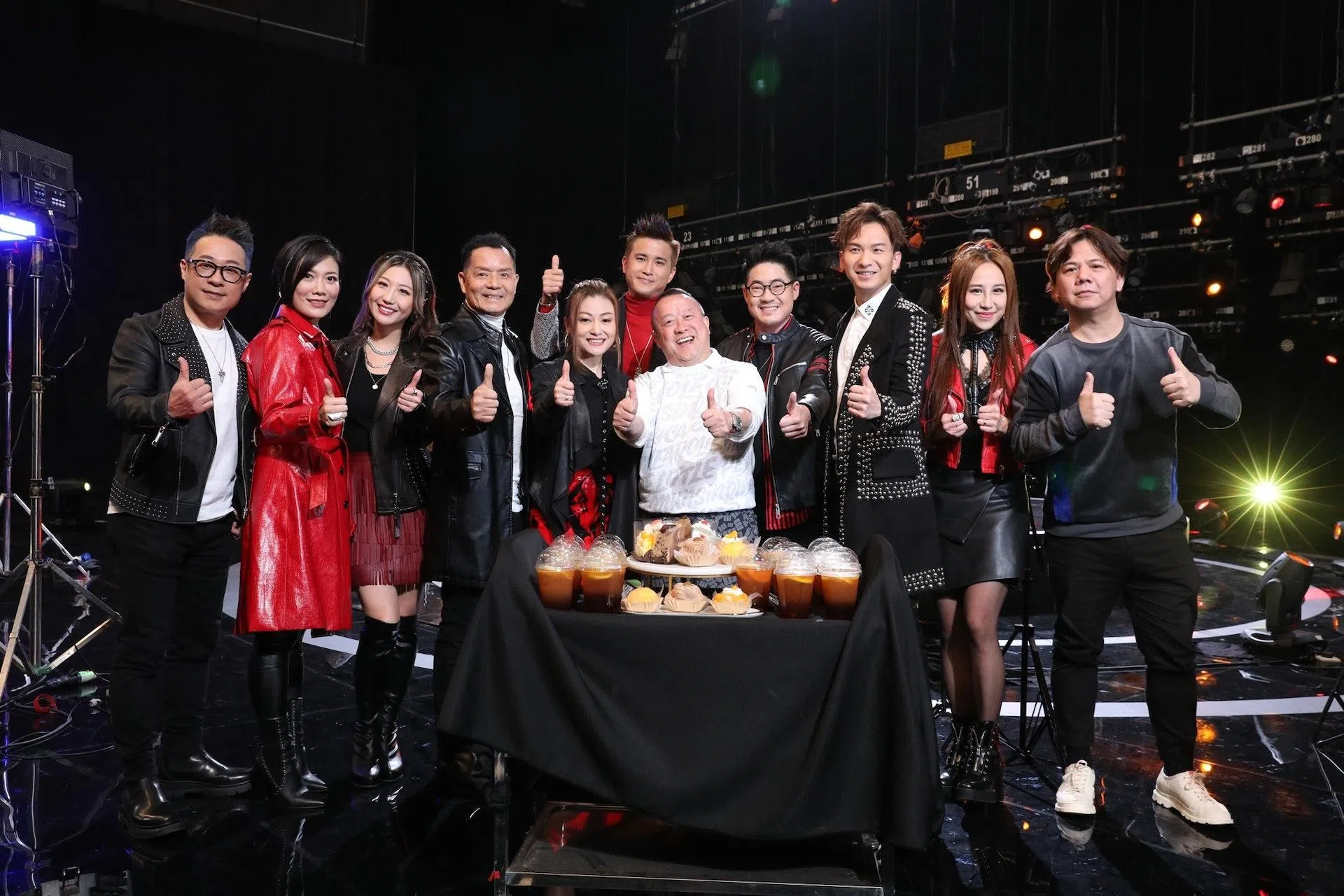 曾志伟（中白衣者）打造的《中年好声音》获得大成功。（互联网）