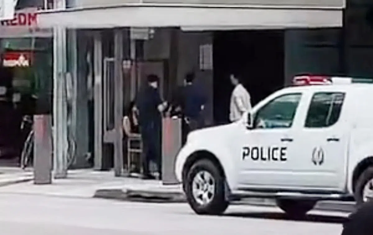 警员在现场进行调查。（视频截图）