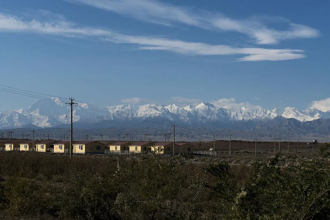 维族宁静而优美的村庄。（叶文基摄）