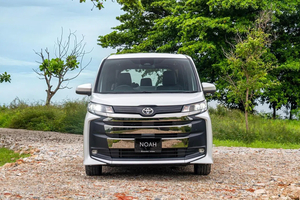 前脸采用大型水箱护罩设计，搭配三条粗犷的镀铬饰条，气场稳重。（车商提供）