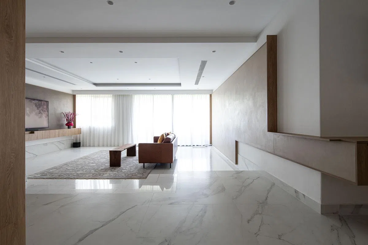 客厅“一横一竖”的线条拐入长廊，引入书房和两间卧室。（Metre Architects提供照片）