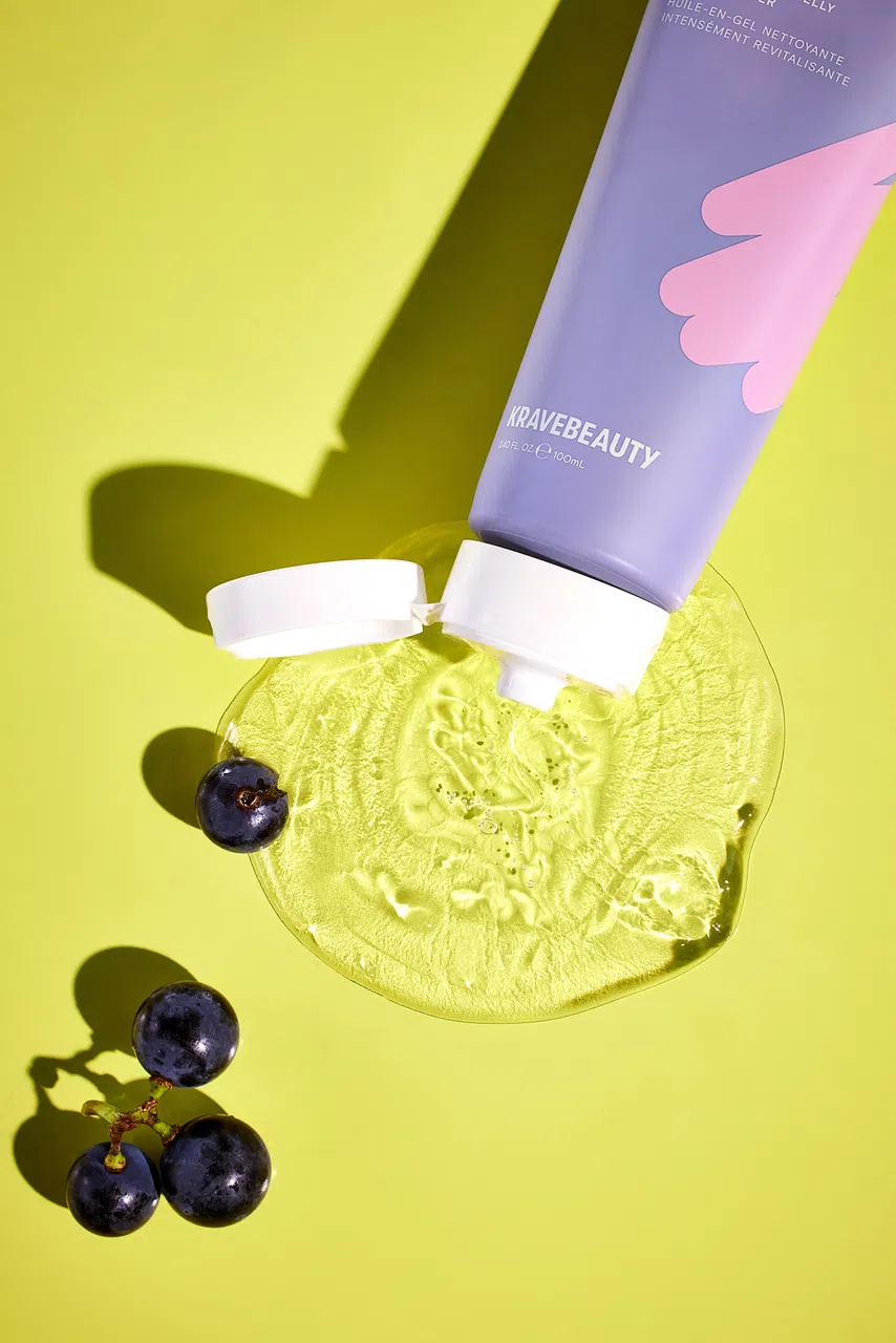 KraveBeauty的Makeup Re-Wined变形果冻油洁面乳可作为第一步的洗面用品。（品牌提供）