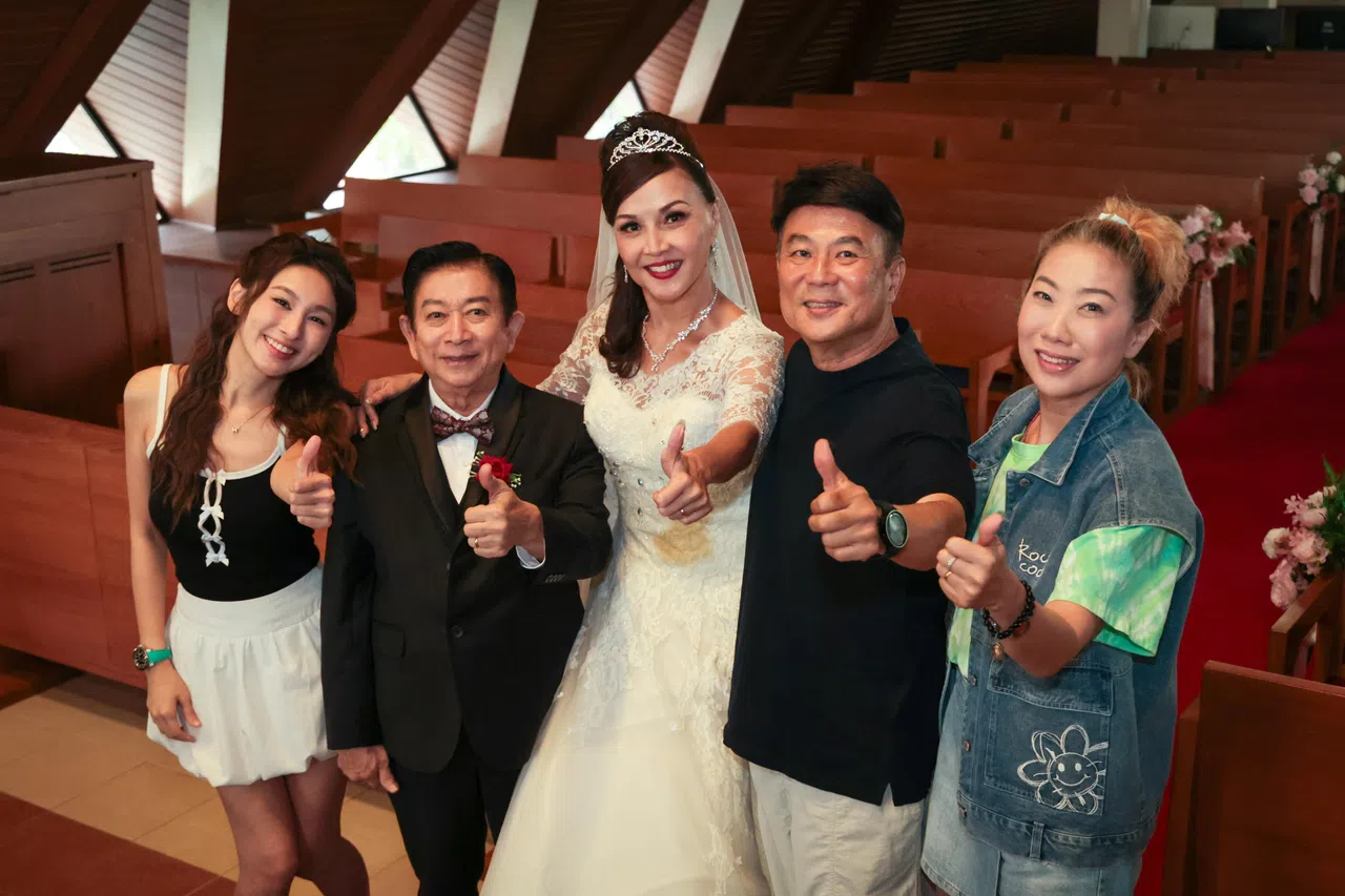 梁志强（右二）执导的《AI拼才会赢》演员包括阳光可乐（左起）、程旭辉、陈丽贞和莫小玲。（张俊杰摄）