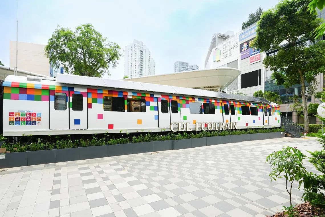 这个由太阳能发电的“城市发展生态列车”设在城市广场旁的City Green公园，车内的展览和互动性荧幕向参观者传达环保知识。（城市发展提供）