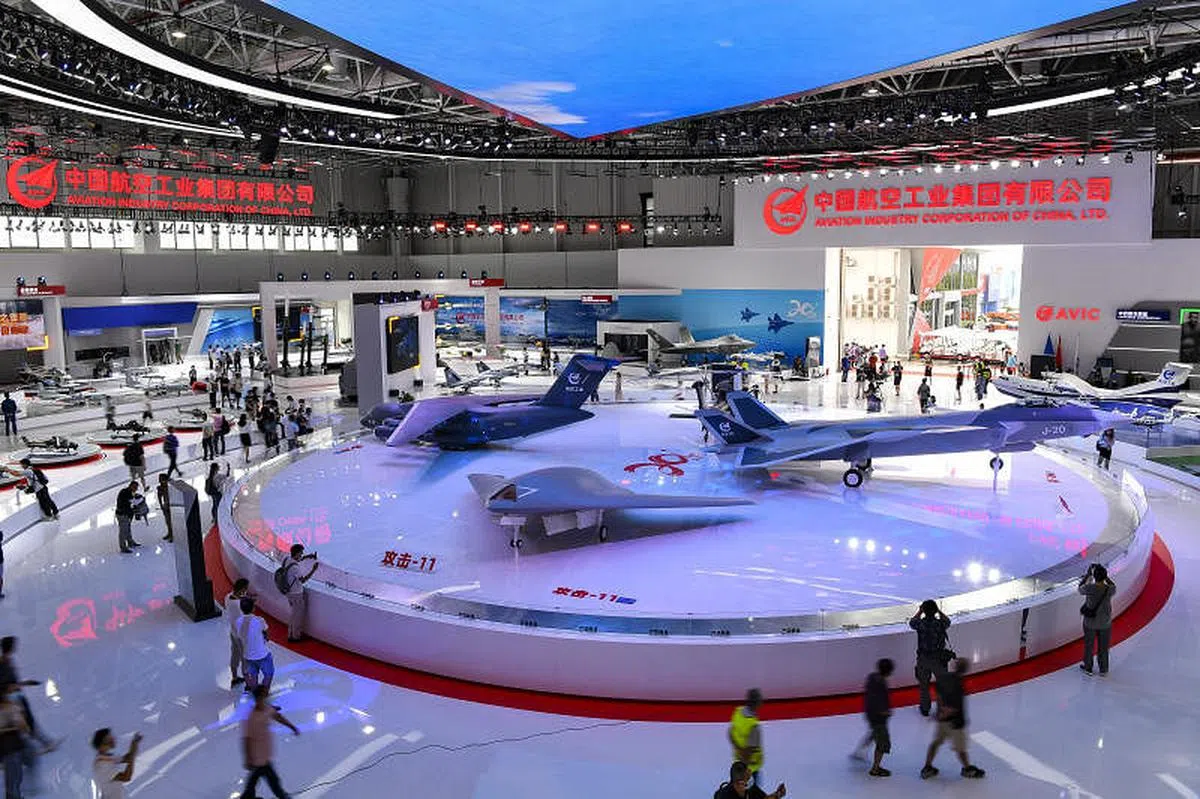 中国航展9月28日至10月3日在珠海国际航展中心举行，展台中央有攻击-11的大比例模型。（中新社）