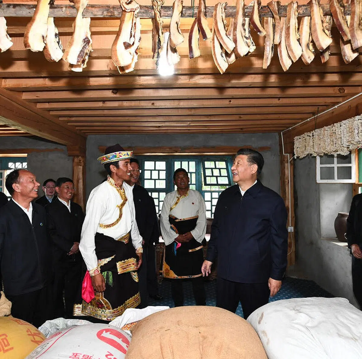 7月21日下午，习近平在林芝市巴宜区林芝镇嘎拉村村民达瓦坚参家仔细察看储藏室。（新华社）