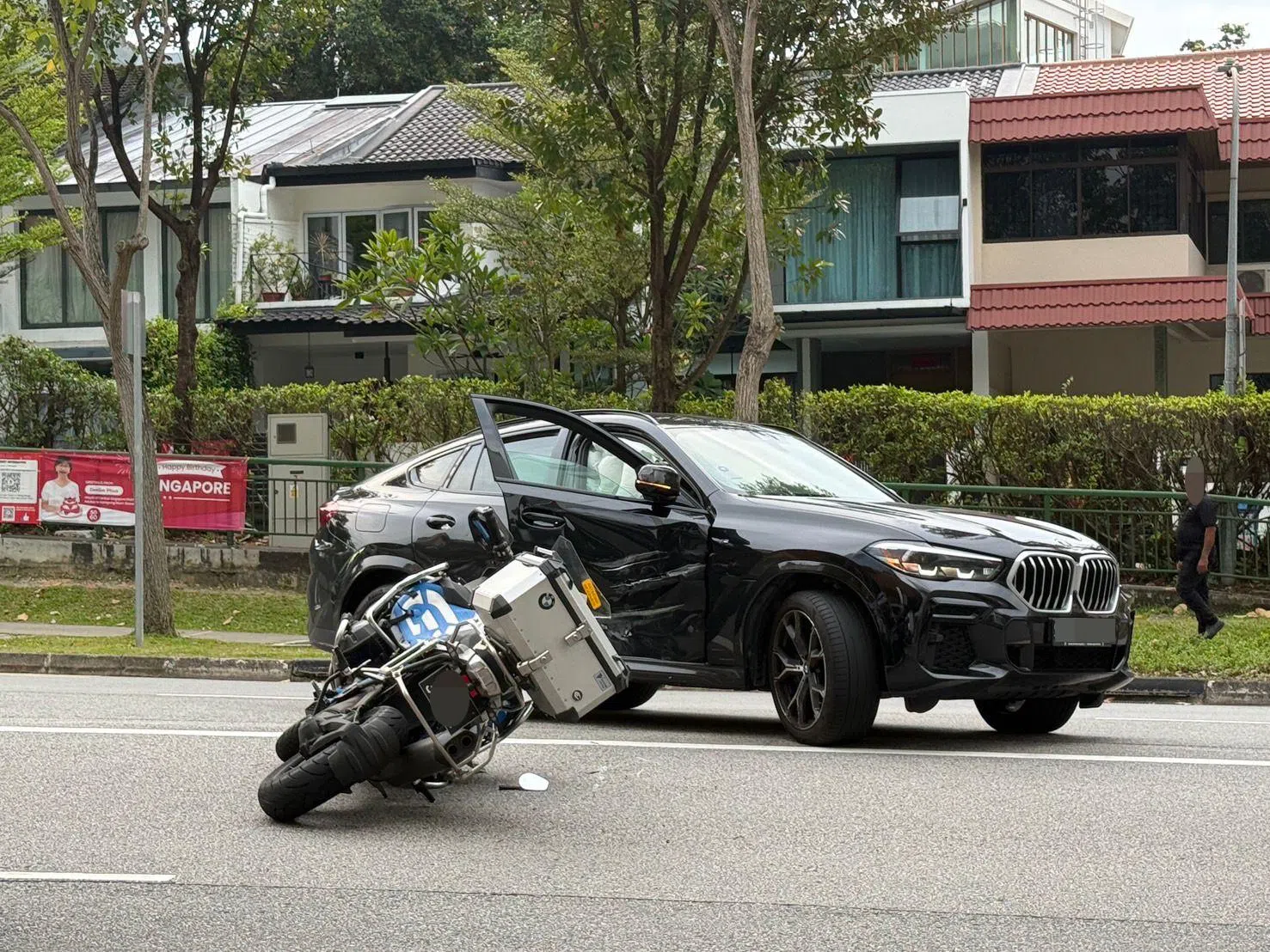 宝马汽车驾驶座的安全气囊已弹出。（读者提供）