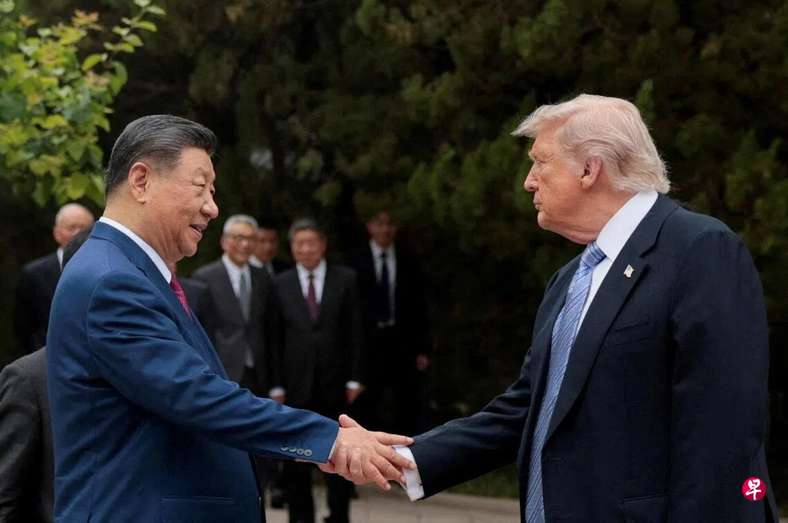 香港媒体报道，距离中国国家主席习近平9月访美不足六周，美国政府的筹备工作仍显混乱，令北京感到不安。图为美国总统特朗普（左）5月15日到中南海与习近平举行小范围会晤和茶叙后，两人握手道别。 （路透社档案照片）