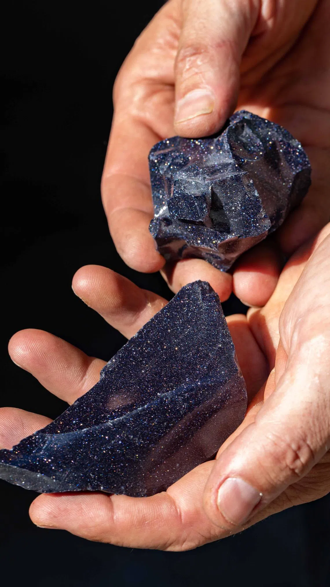 梵克雅宝一些腕表表盘采用穆拉诺砂金石玻璃打造。（梵克雅宝提供）