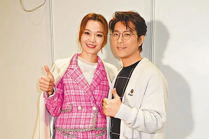 吕慧仪（左）和张景淳在剧中饰演夫妻，两人受访时针对剧集即将划下句号表示不舍。（互联网）