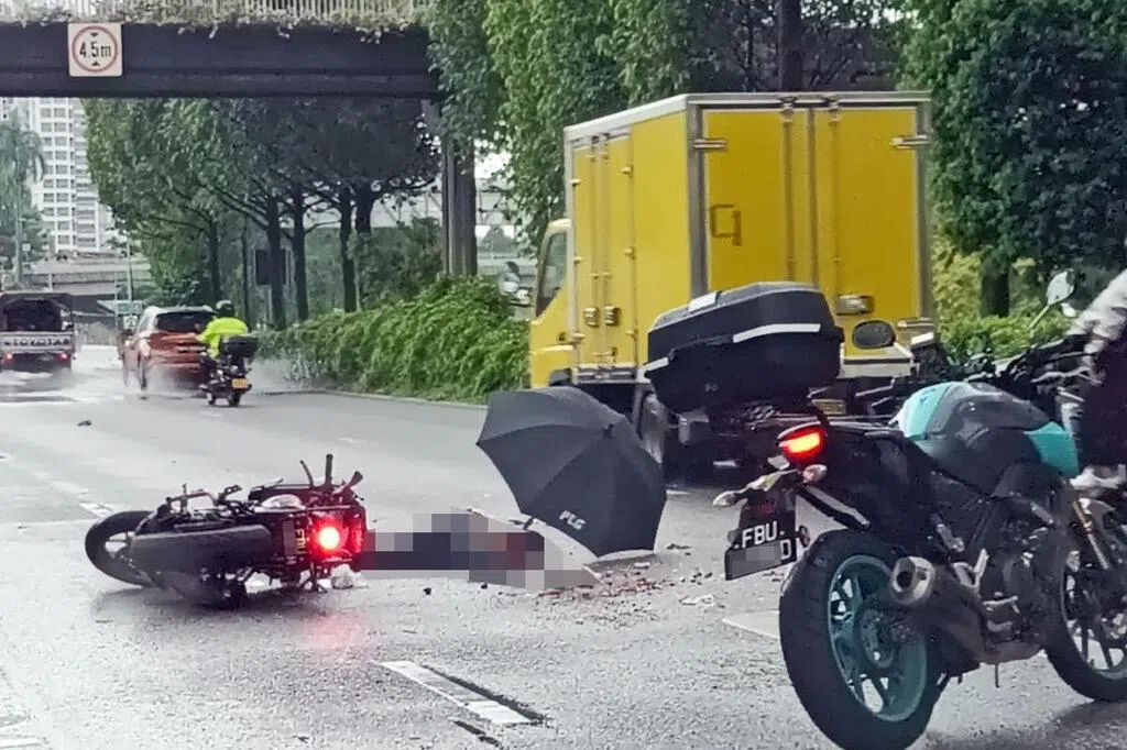 电单车拖车相撞 骑士抛飞遭碾毙