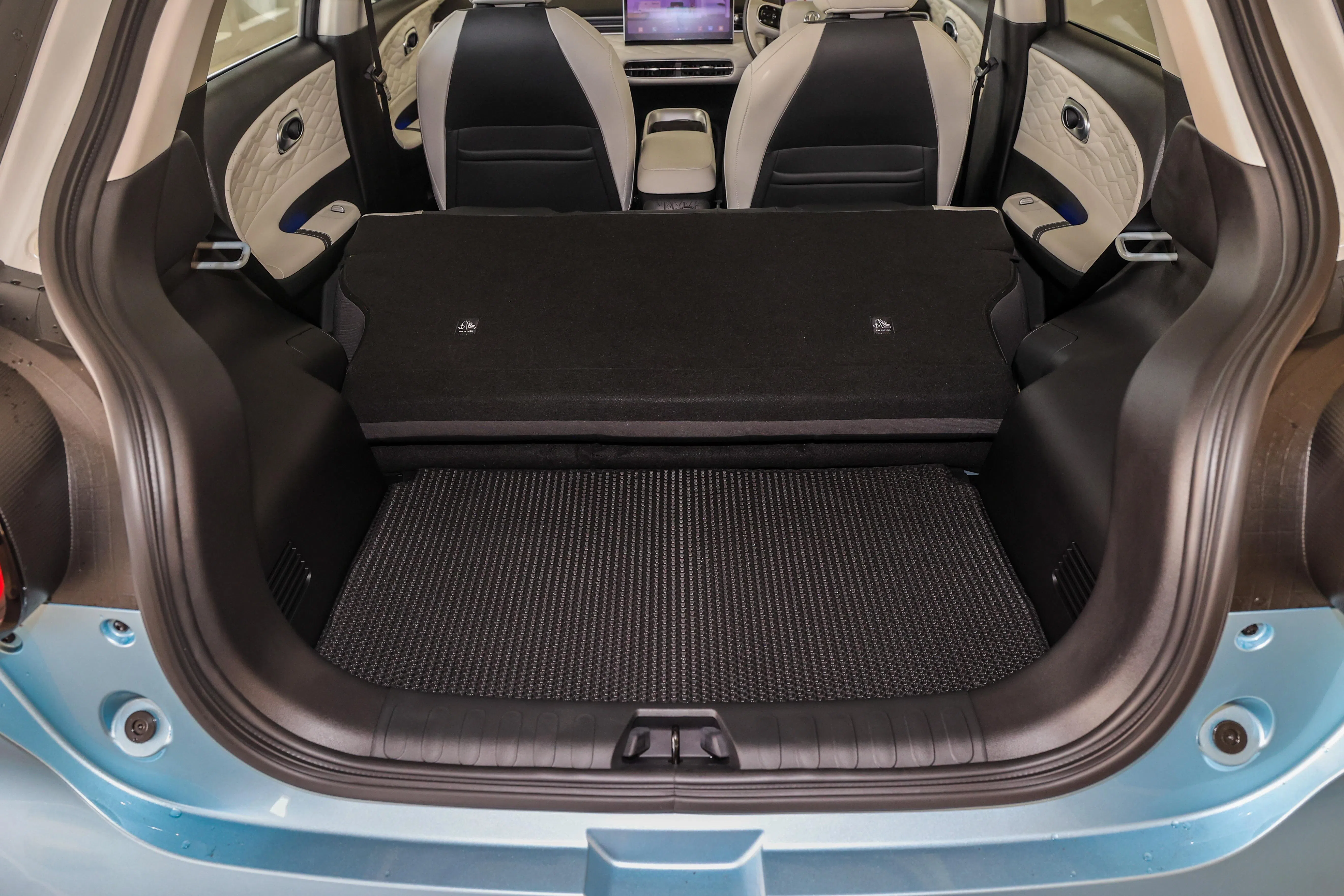 后座放倒后，后车厢容量增至945公升。（陈斌勤摄）