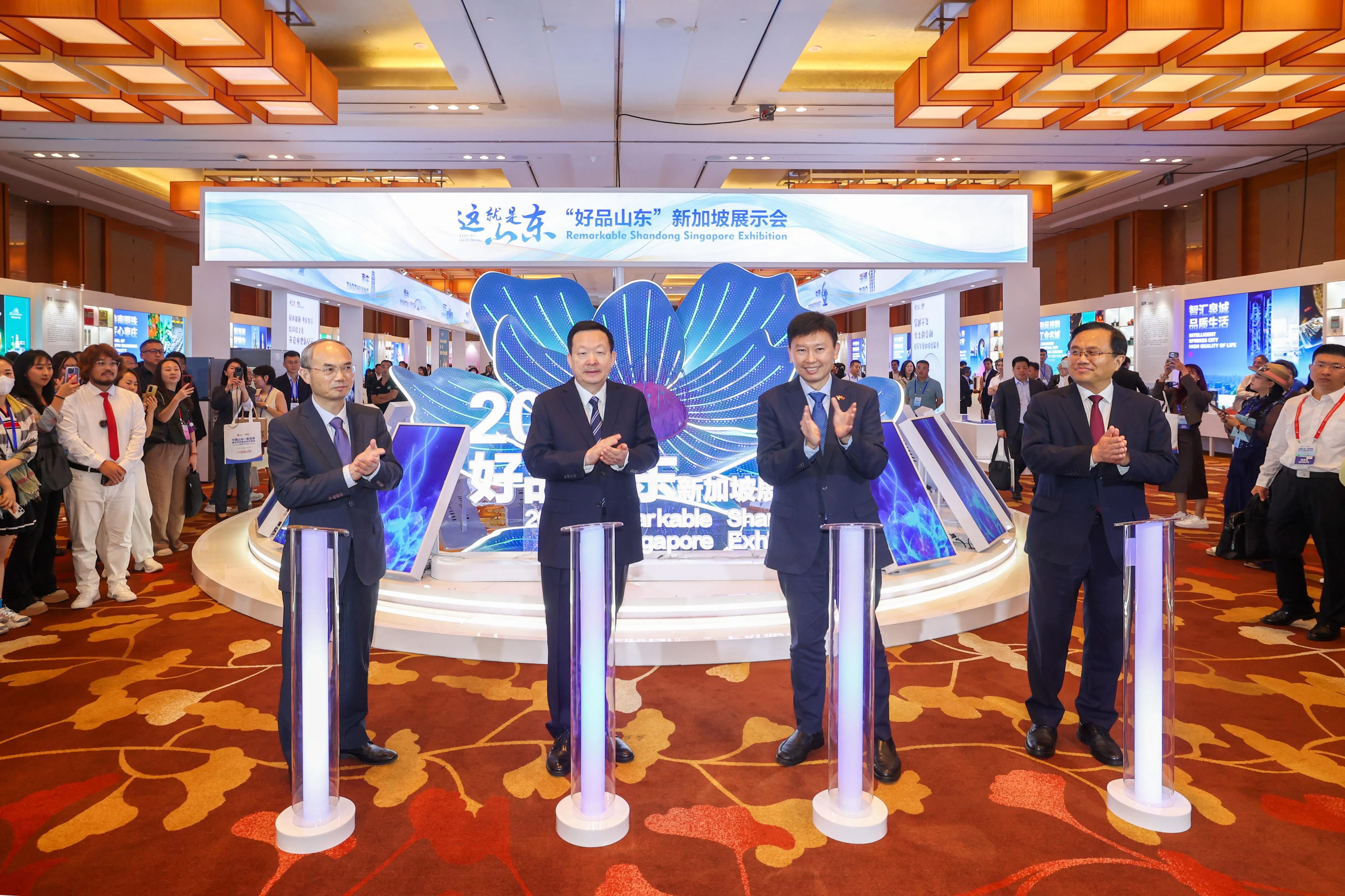 交通部长兼财政部第二部长徐芳达（右二）、山东省长周乃翔（左二）、副省长宋军继（右一）以及中国驻新加坡大使曹忠明（左一），星期三（10月9日）为“好品山东”新加坡展示厅主持开幕仪式。（陈斌勤摄）
