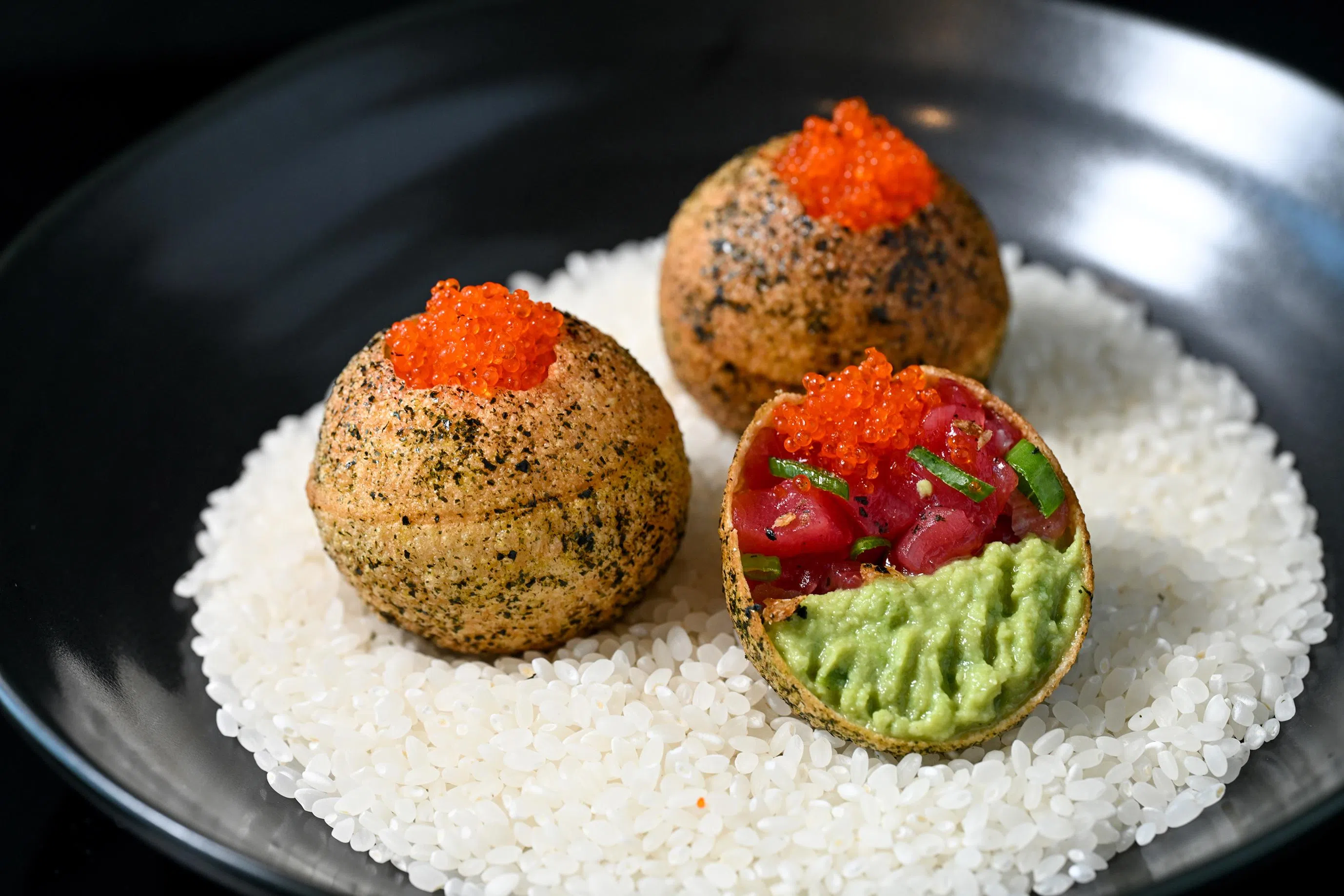 鲔鱼脆球填满鲔鱼塔塔、毛豆和飞鱼籽，口感丰富。（餐馆提供）