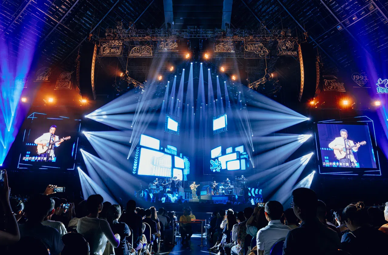 全场观众听着一首又一首昔日的热销金曲，反应热烈。（Live Nation提供）