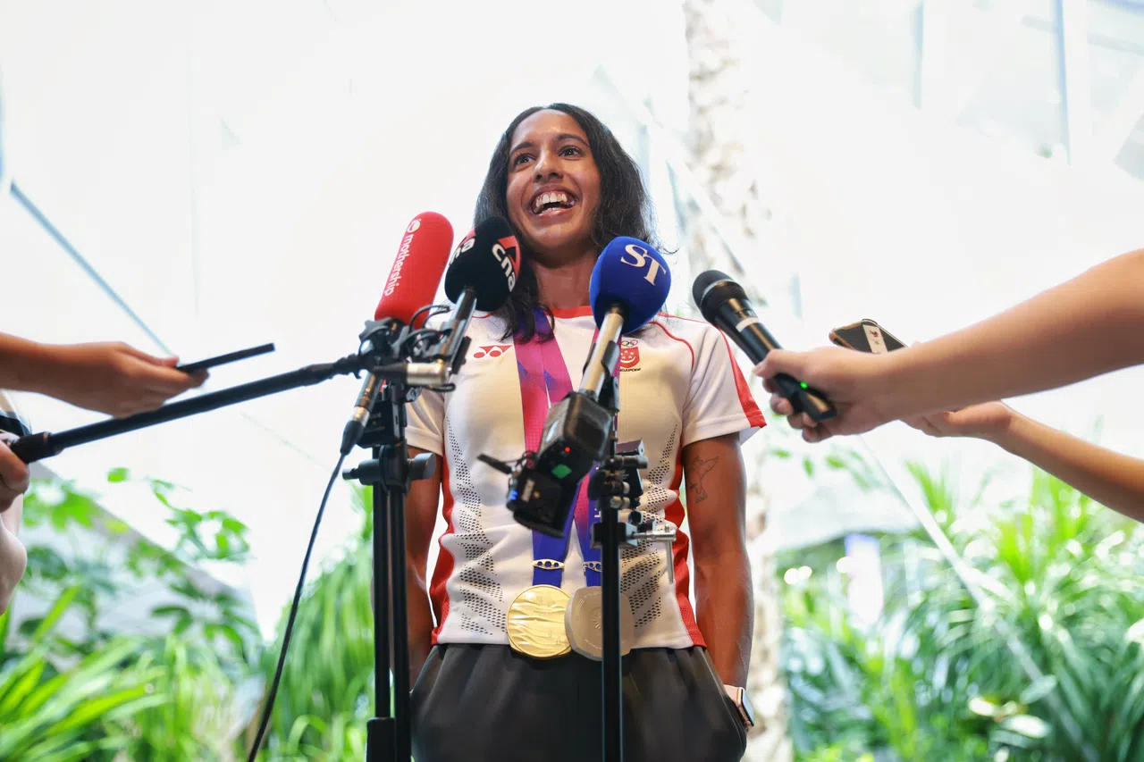 珊蒂（图）在新加坡樟宜机场接受媒体访问时，感谢粉丝到场欢迎。（海峡时报）