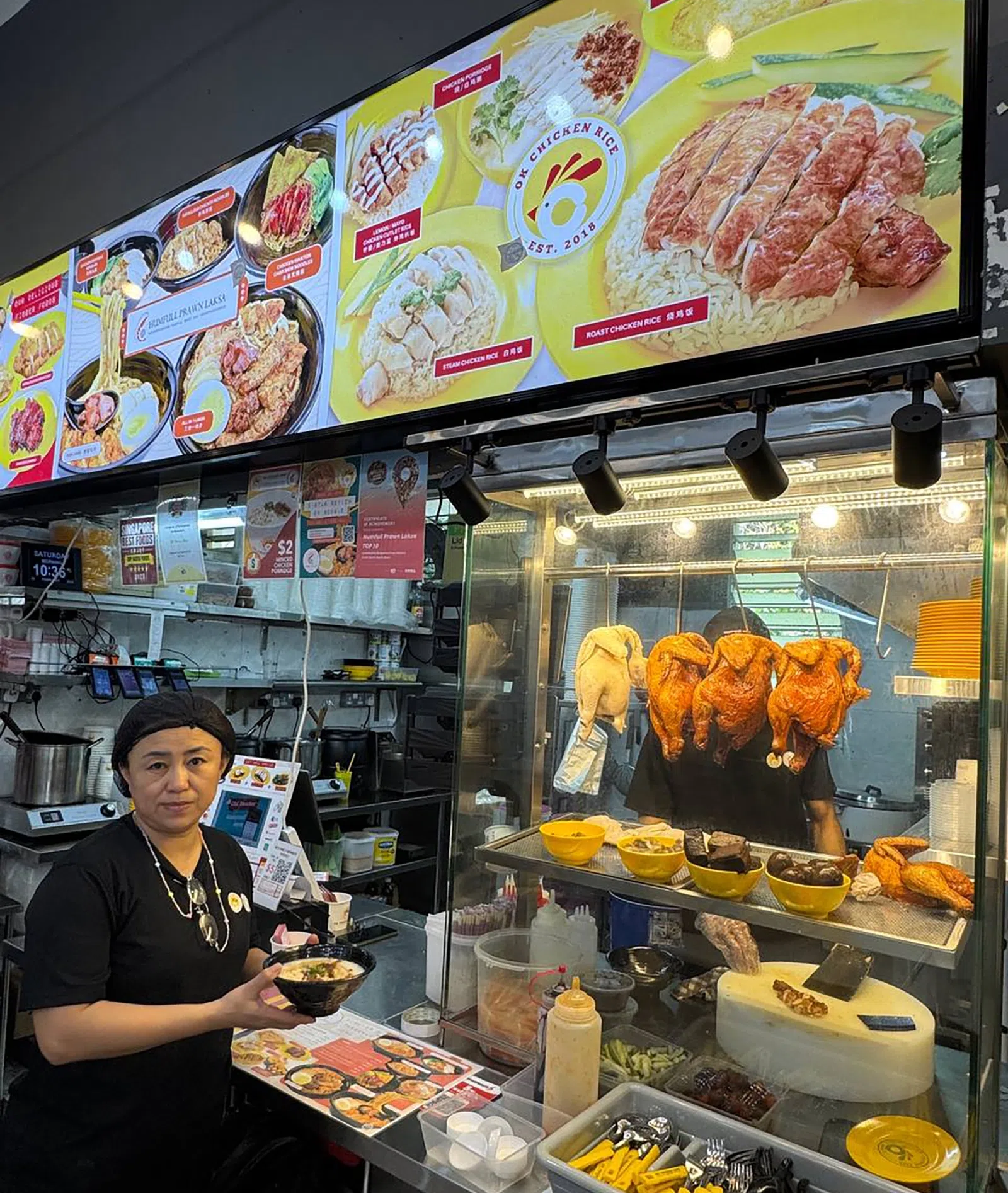 Punggol OK Chicken Rice & Humfull Prawn Laksa摊位今年的二月份入驻咖啡店。图为陈文发的摊位助手。