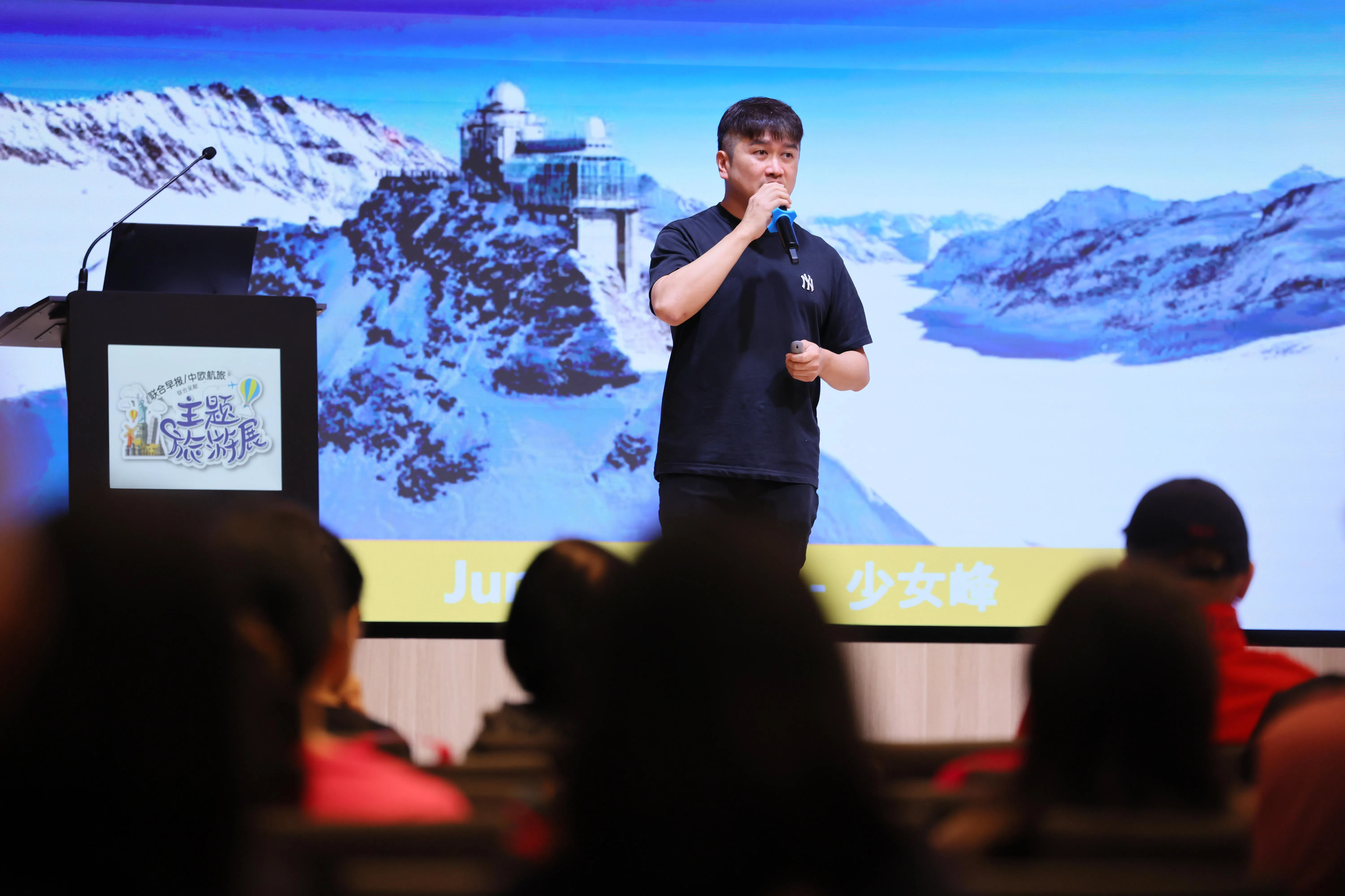 中欧航旅欧洲高级产品经理小麦说，瑞士火车一向准时不等人，旅客须具备一定体力步行游览。（龙国雄摄）