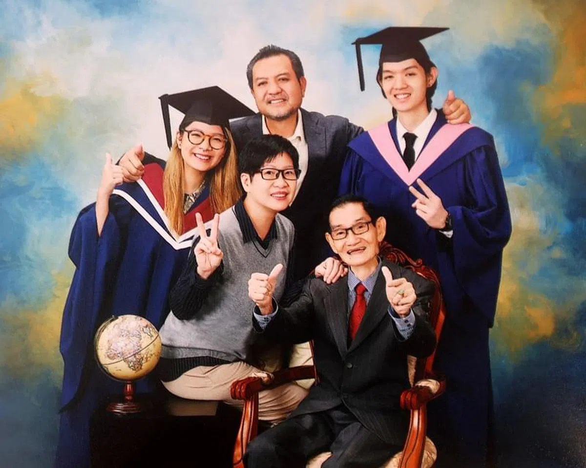 林玉坤（前者）小时没念过几年书，如今他的孙子学有所成。（图/受访者提供）