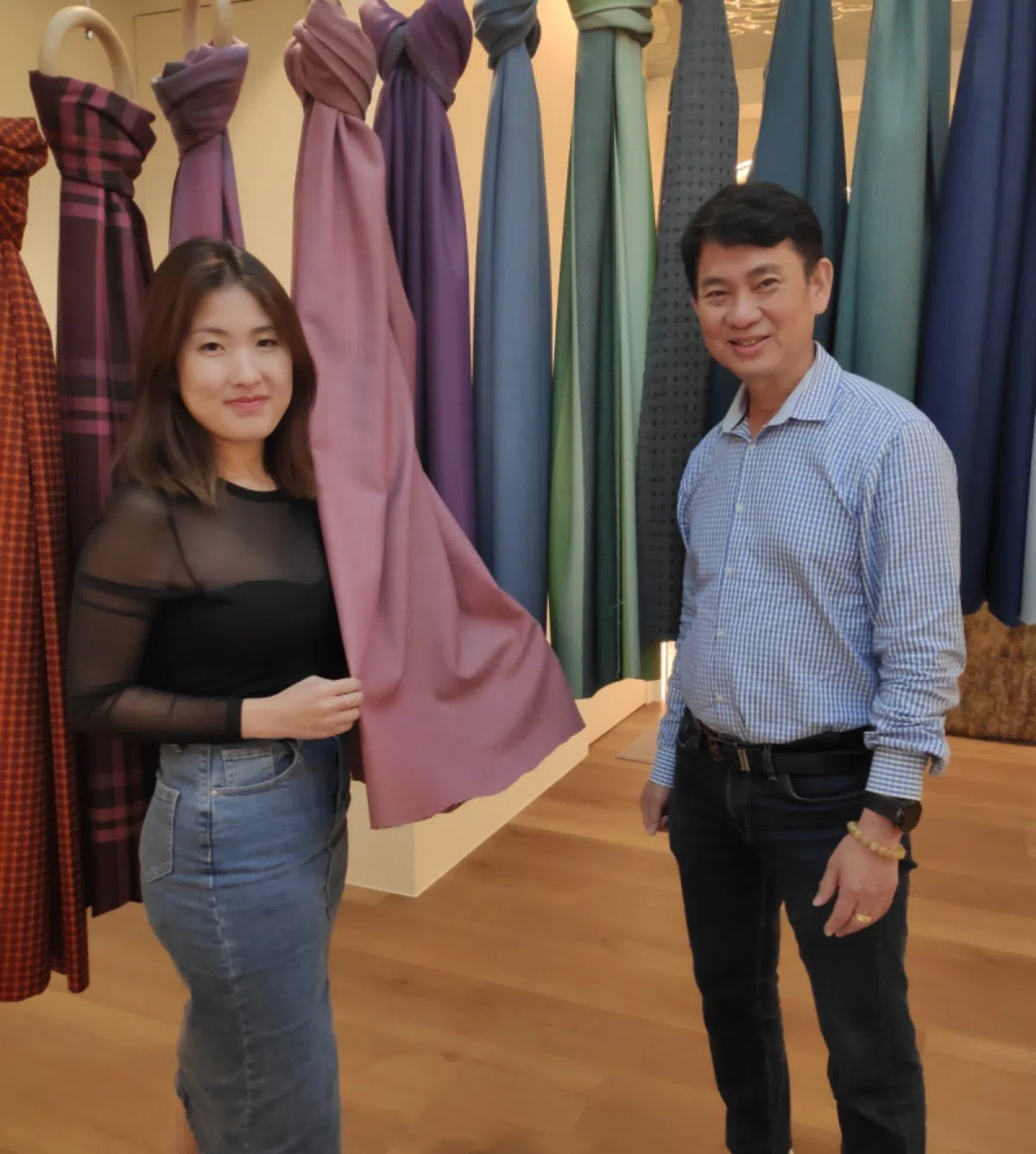 创办人父女林建发 （右）和林棓舢（左）合影。（甘霖摄、商家提供）