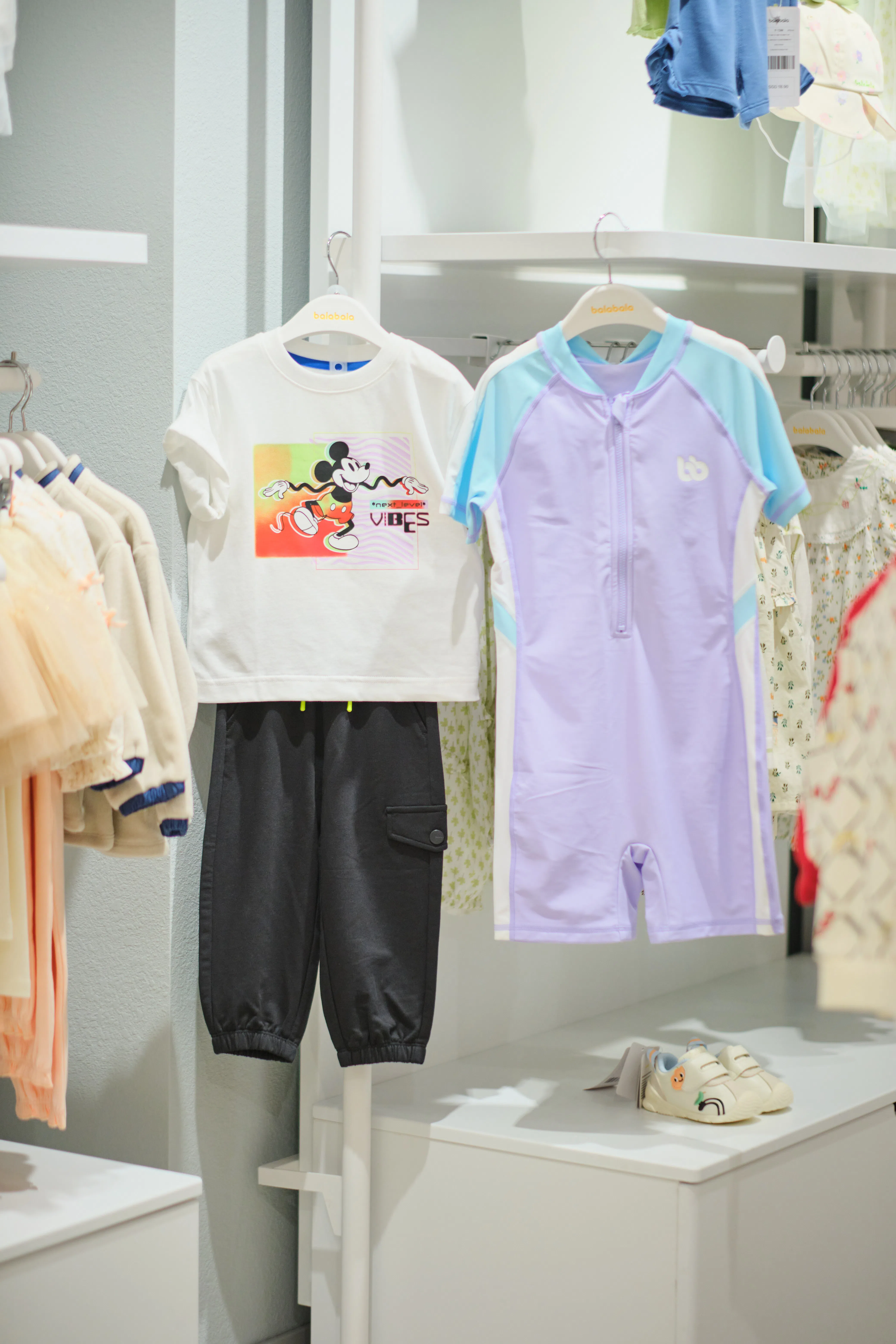 适合本地气候的功能性单品，泳装和踏青休闲裤。（品牌提供）