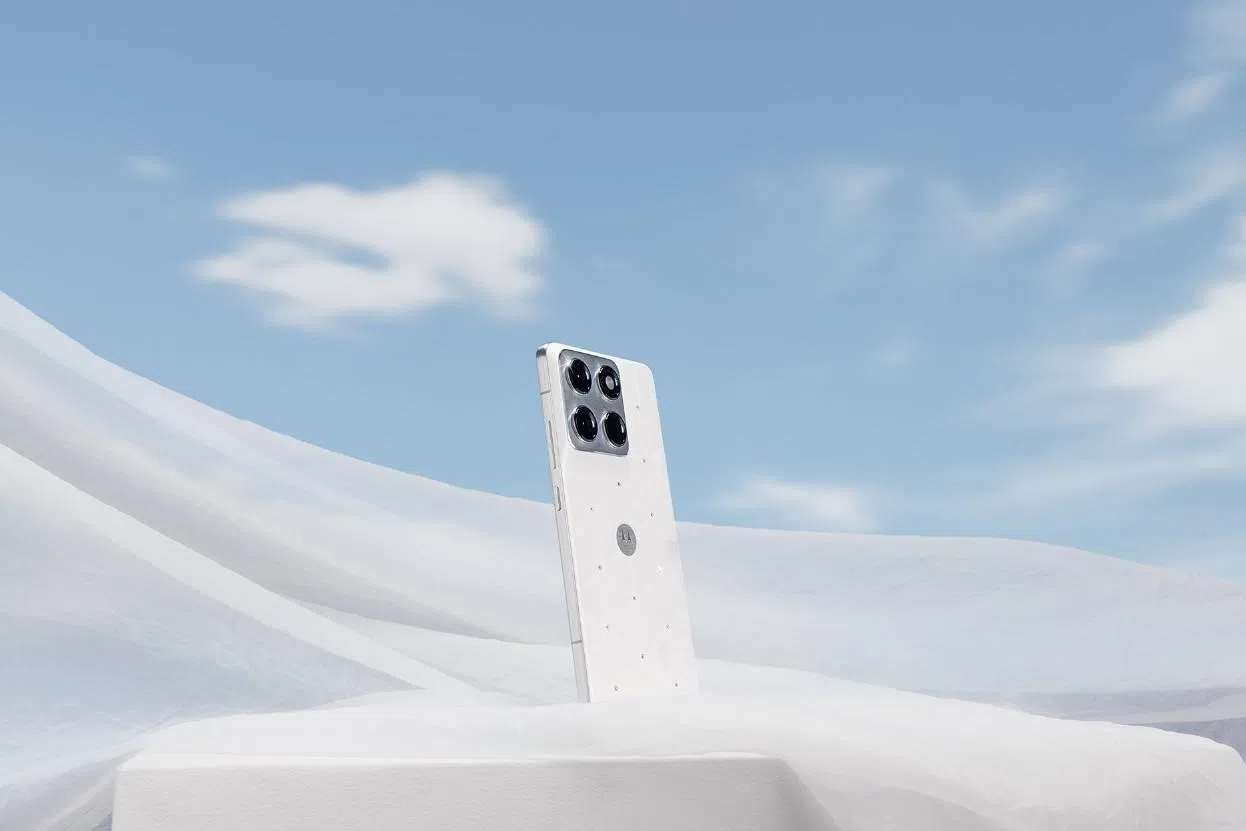 Motorola与潘通合作推出的年度色特别版手机。（互联网）