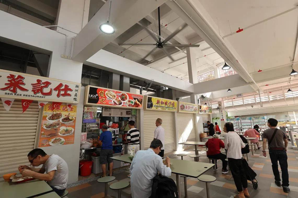 熟食中心的天花板安装了巨型风扇。（蔡振鸿摄）